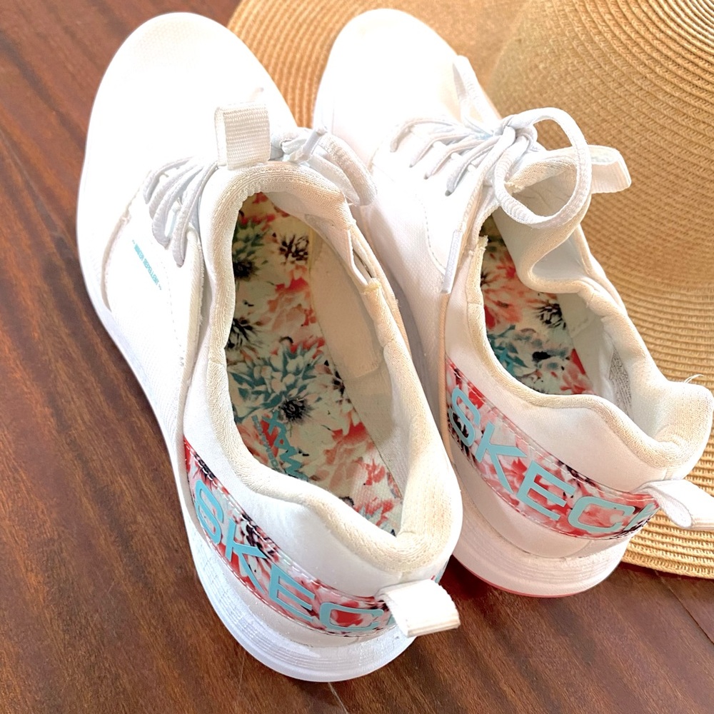 Sketchers ladies golf shoes size 10.  Only worn once.